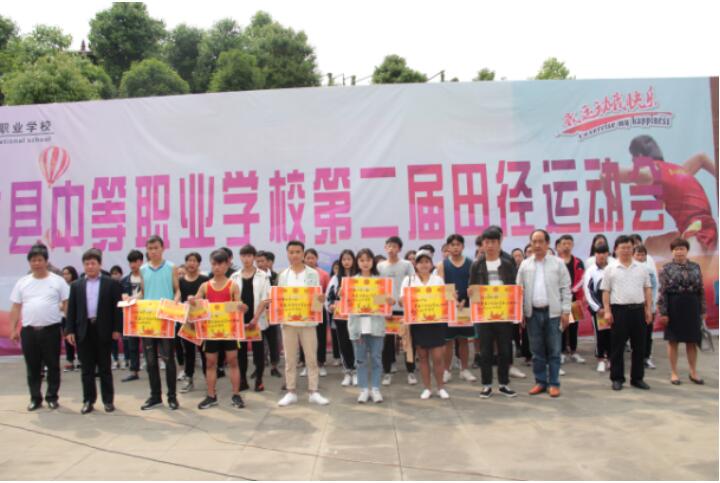 获奖团体及个人领奖.jpg