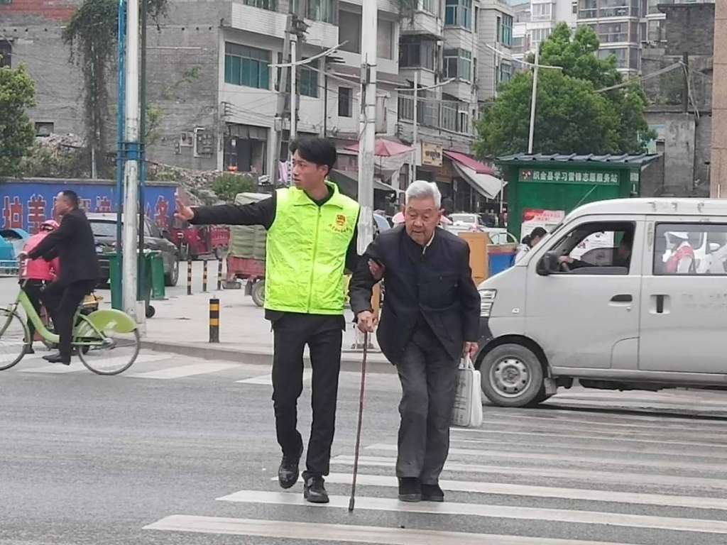 H:\志愿者图片\新建文件夹\微信图片_20190416122558.jpg微信图片_20190416122558